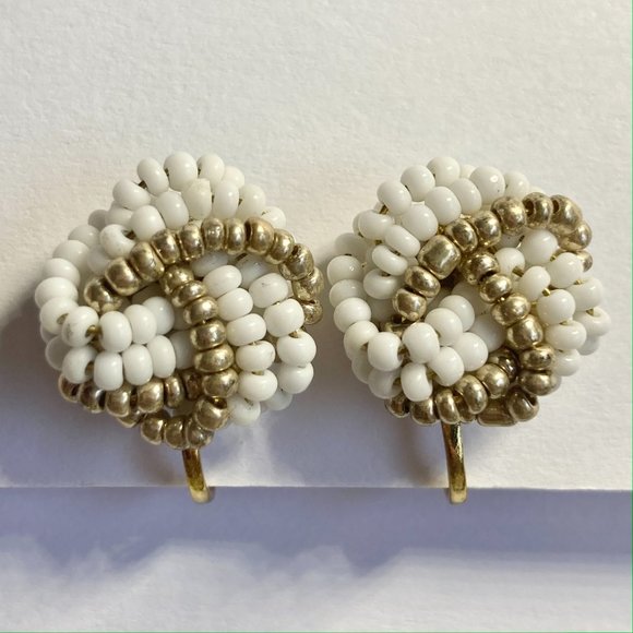 Vintage White Gold Beaded Clip On Earrings Bead Cluster 70s Taiwan Hand Knotted - Picture 1 of 10